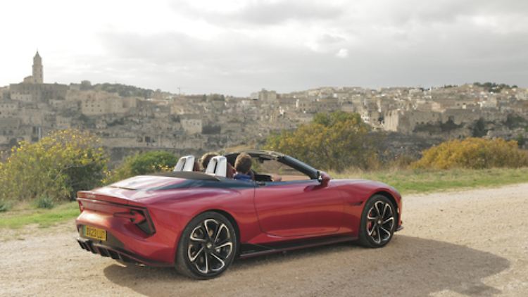 Offen und elektrisch: der neue MG Cyberster bei  tauglichem Offenfahrwetter.