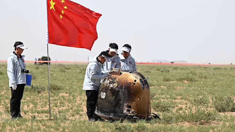 Die Mondsonde wird nach der Landung in der Steppe der Inneren Mongolei inspiziert. 