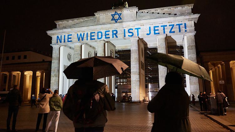 Der Schriftzug "Nie wieder ist jetzt" wird zum 85. Jahrestag der Reichspogromnacht am 9. November 2023 an das Brandenburger Tor projiziert.