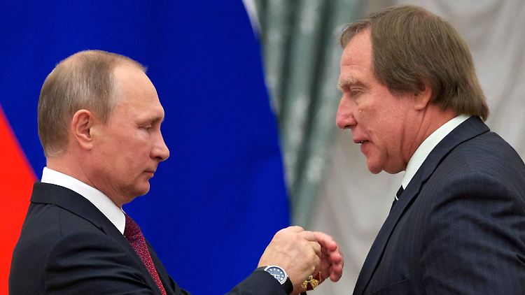 Kremlchef Putin (l.) zeichnet Roldugin, Musiker und wohl Patenonkel einer seiner Töchter, im September 2016 aus. 