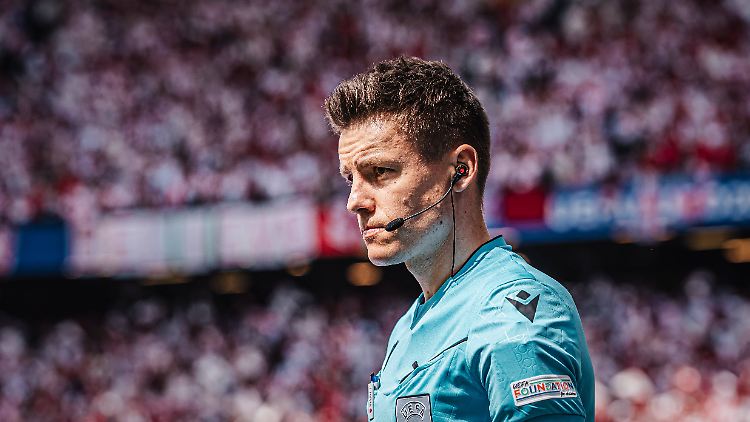 Daniel Siebert wäre völlig machtlos, wenn sich die Teams absprechen. 
