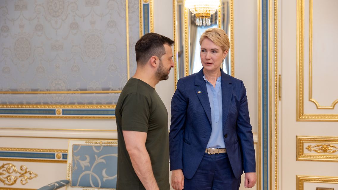 Mecklenburg-Vorpommerns Ministerpräsidentin Manuela Schwesig zusammen mit dem ukrainischen Staatschef Wolodymyr Selenskyj.