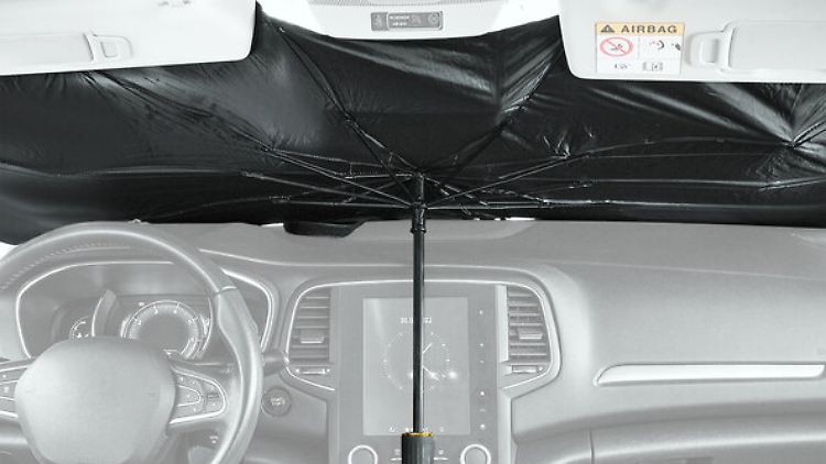 Keine Lust auf Saunatemperaturen im Auto? Aldi bietet einen Sonnenschirm für die Windschutzscheibe an. 
