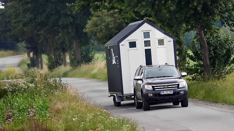 Ist die Tiny Church verliehen, dann wird sie von einem Auto über die Straßen gezogen.