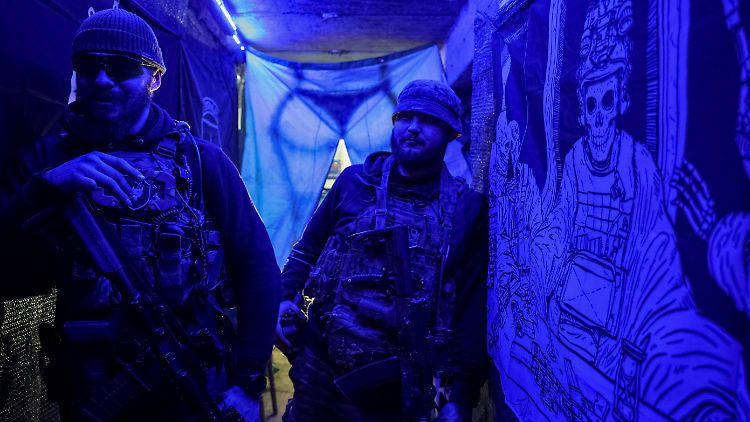Ukainische Soldaten in einem Unterstand an der Front in Tschassiw Jar. 