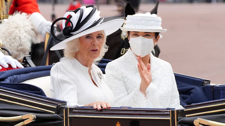 Kaiserin Masako trug bei der Kutschfahrt mit Königin Camilla Maske.