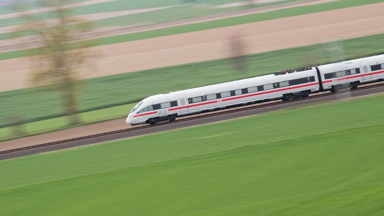 Dieser ICE rollt noch durch Niedersachsen - doch für Bahnkunden wird es demnächst auf etlichen Strecken schwieriger.