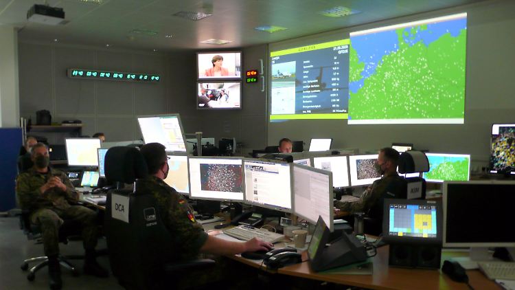Im Weltraumoperationszentrum hat die Luftwaffe den kompletten Luftraum über Deutschland im Blick.