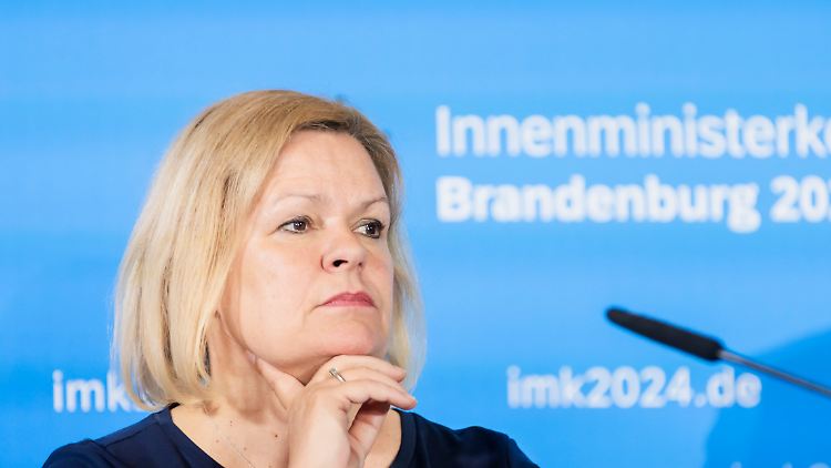 Nach der Messerattacke von Mannheim: Faeser will Ausländer, die terroristische Straftaten billigen, des Landes verweisen. 