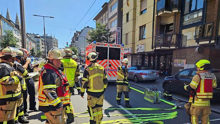 Feuerwehr und Polizei suchen in der Innenstadt von Solingen nach der Ursache für ein lautes Knallgeräusch und eine Rauchwolke.