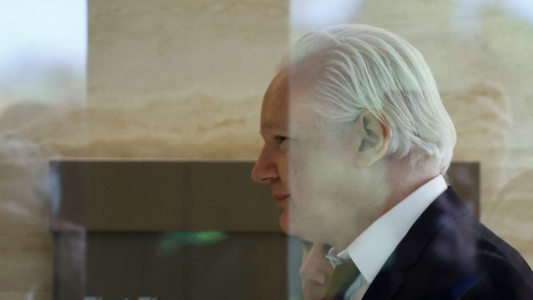 Julian Assange betritt das US-Gericht auf der Marianen-Insel Saipan. 
