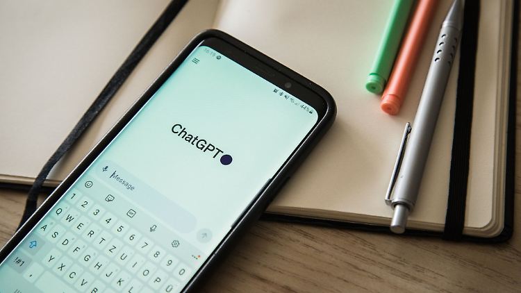 Chatbots wie ChatGPT werden im Alltag zunehmend genutzt - und können auch im Berufsleben Zeitersparnis bringen.
