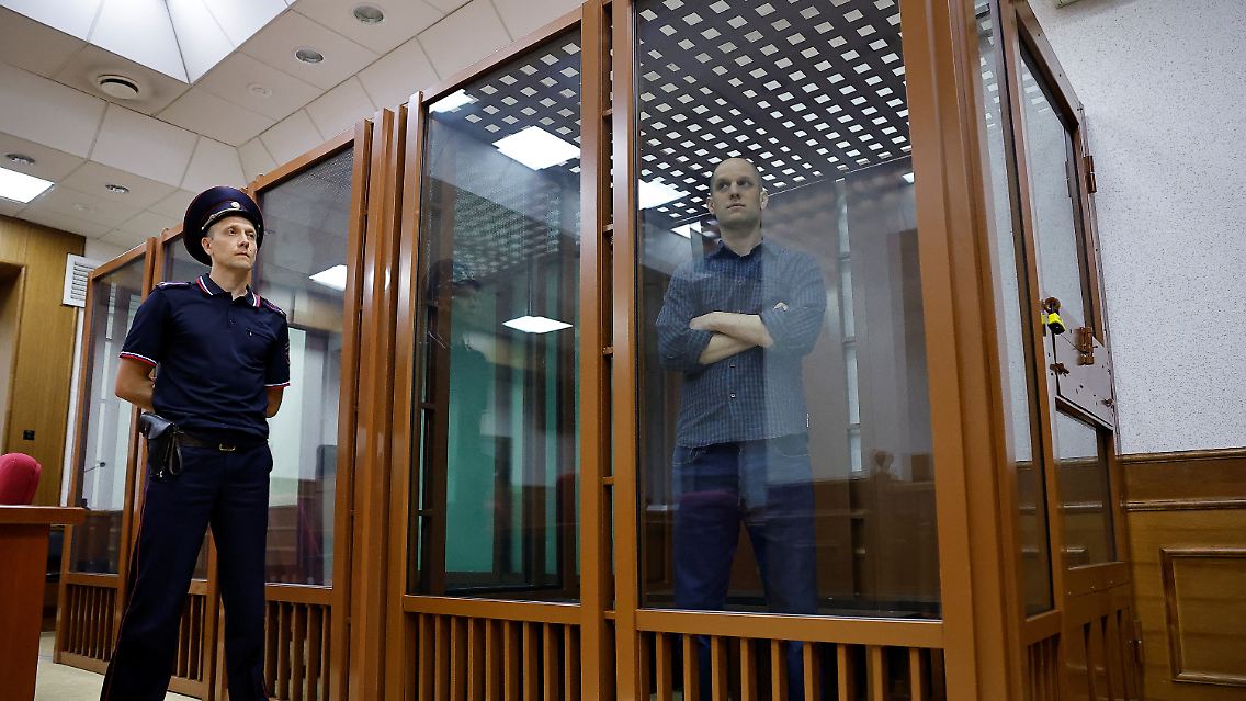 Eingesperrt im Glaskasten: Der Reporter des Wall Street Journal, Evan Gershkovich, am Mittwoch bei der Gerichtsverhandlung in Jekaterinburg.