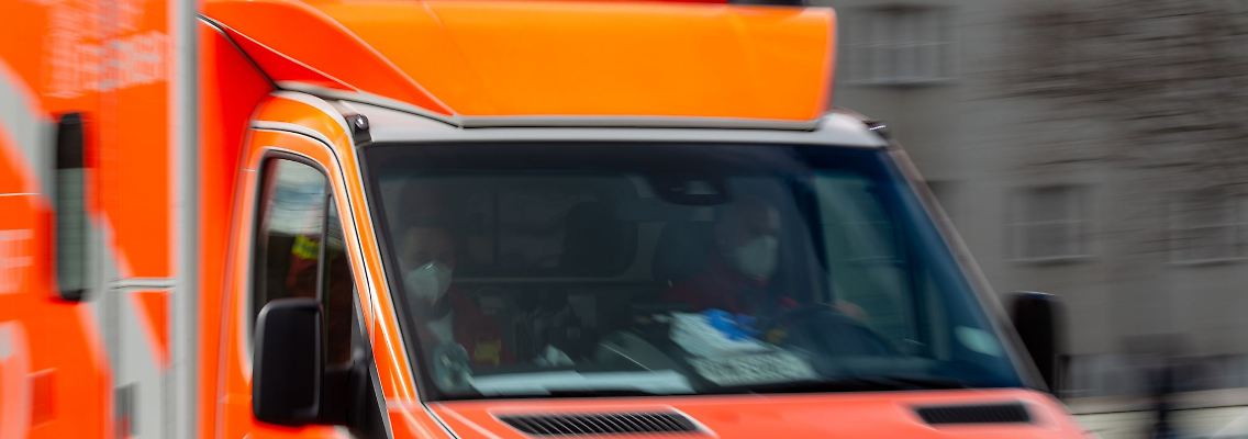 Ein Rettungswagen der Feuerwehr fährt auf einer Straße.