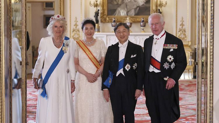 Gruppenbild im Palast: V.l.n.r. Königin Camilla, Kaiserin Masako, Kaiser Naruhito und König Charles.