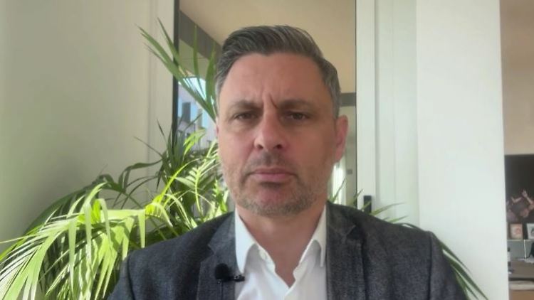 Jörg Funder ist Professor für Unternehmensführung im Handel an der Hochschule Worms. Dort leitet er das Institut für Internationales Handels- und Distributionsmanagement.