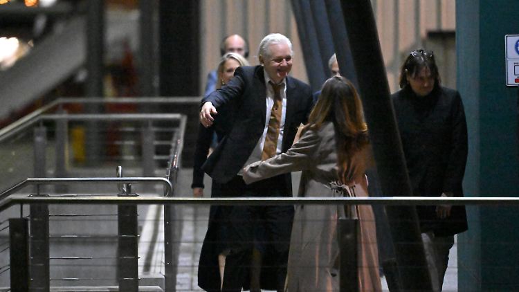 Nach Jahren in der Freiheit: Seine Frau Stella begrüßt Julian Assange.