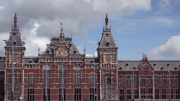 Im Bahnhof von Amsterdam fand Hadjer eine Geldbörse mit 2000 Euro.