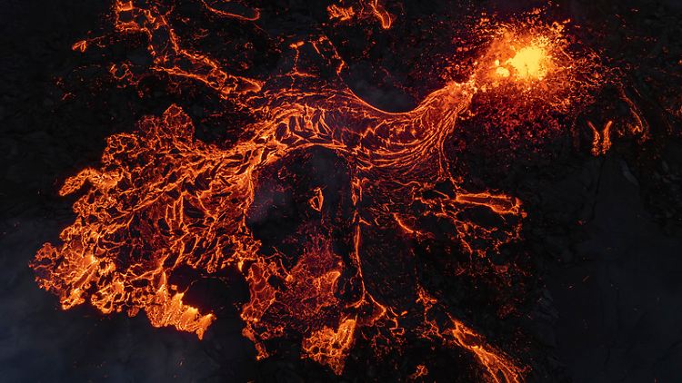Schön, aber gefährlich: Glühende Lava strömt aus einem Vulkan in Grindavik auf Island (Bild vom 29. Mai).