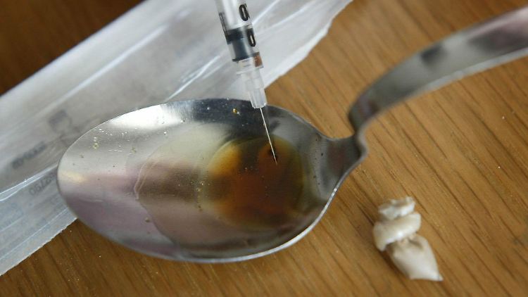 Die weltweite Opium-Produktion ist um 74 Prozent eingebrochen. Die Vereinten Nationen gehen von einem baldigen Heroin-Engpass auf dem Markt aus. 