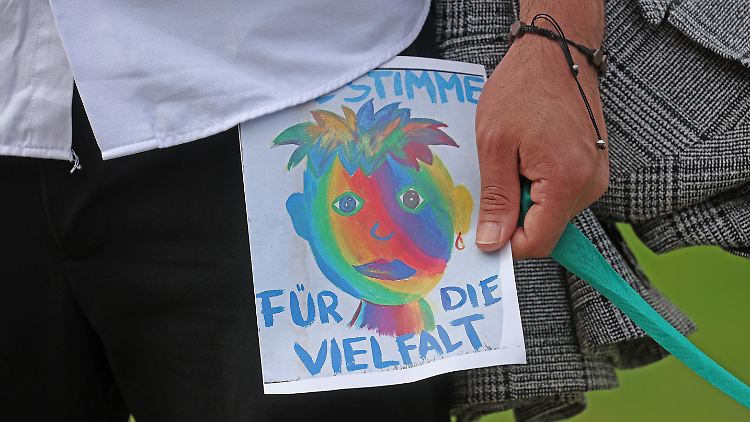 Nach dem Vorfall hatten sich in Grevesmühlen Menschen versammelt, um ein Zeichen für Vielfalt und gegen Rassismus zu setzen.