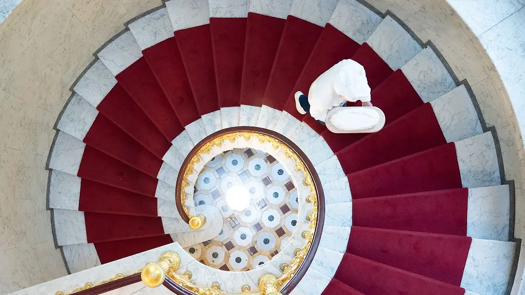 Andreas-Wippler-Baeckermeister-traegt-einen-Stollen-auf-einer-Wendeltreppe