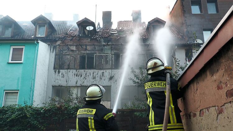 Ich Dachgeschoss des Wohnhauses brach das Feuer aus.