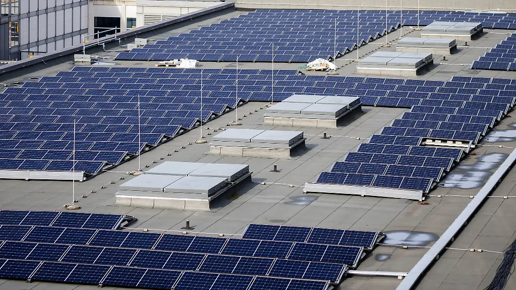 Solarpanels-sind-auf-dem-Dach-der-Messe-Berlin-zu-sehen
