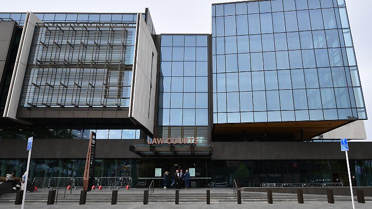 Das Christchurch High Court hat die Frau zu 18 Jahren Haft verurteilt. Diese werde sie so lange in einer psychiatrischen Anstalt absitzen, bis ihr psychischer Zustand eine Verlegung in ein Gefängnis erlaubt.