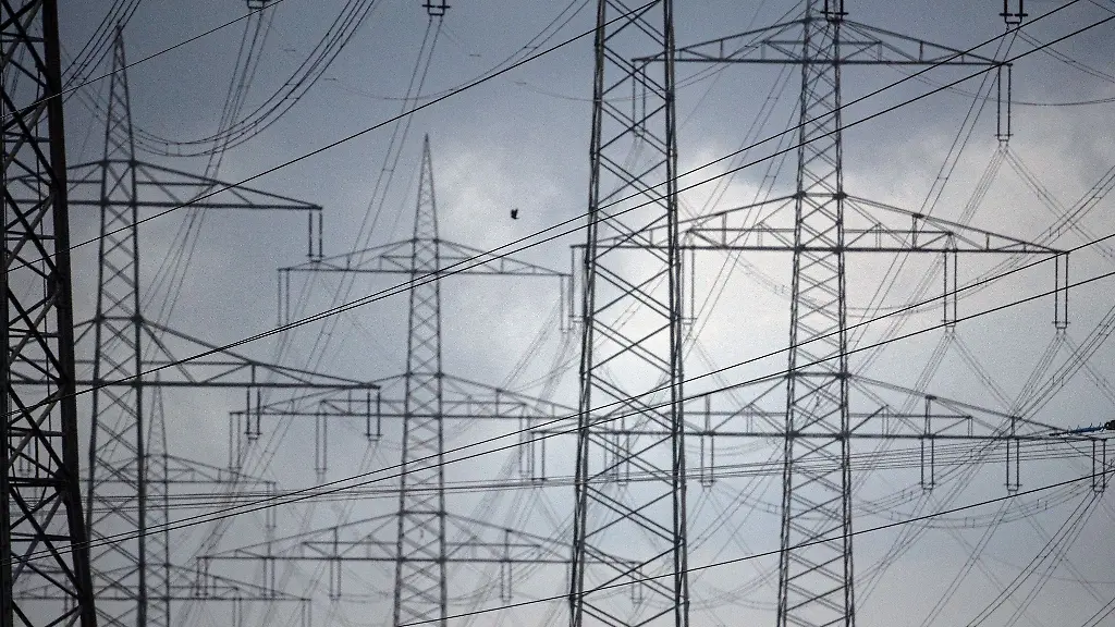 Strommasten-einer-Hochspannungsleitung