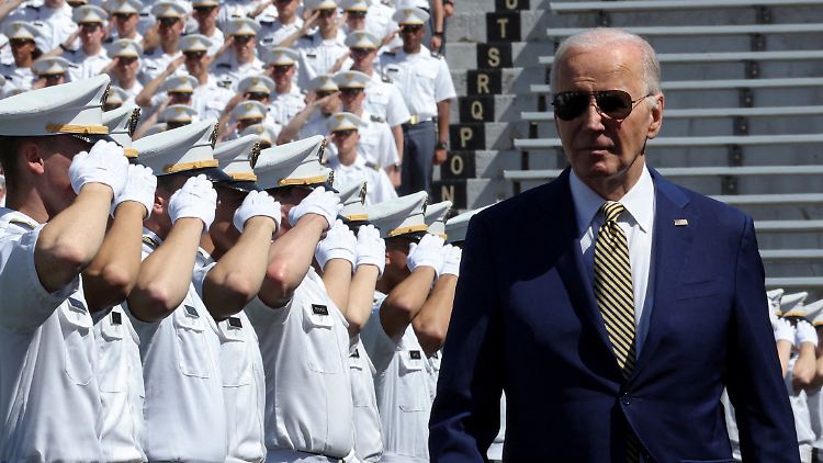 Joe Biden stärkt Soldatinnen und Soldaten, egal welche Sexualität sie haben oder welchem Geschlecht sie sich zugehörig fühlen, den Rücken.