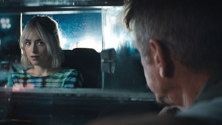 Legen während ihrer gemeinsamen Fahrt einen Seelenstriptease hin: Dakota Johnson und Sean Penn.