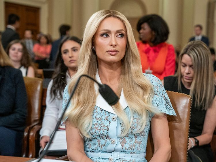 Erschien in einem glamourösen babyblauen Spitzenkostüm mit weißem Kragen zur Anhörung: Paris Hilton.