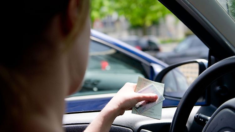 Ier in Deutschland mit dem Auto unterwegs ist, muss einen gültigen Führerschein mit sich führen ...