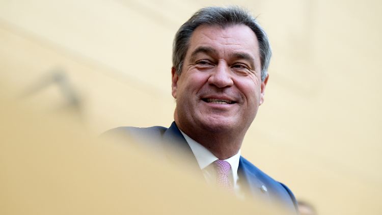 Bei "Inas Nacht" griff Söder einmal anders zum Mikrofon.