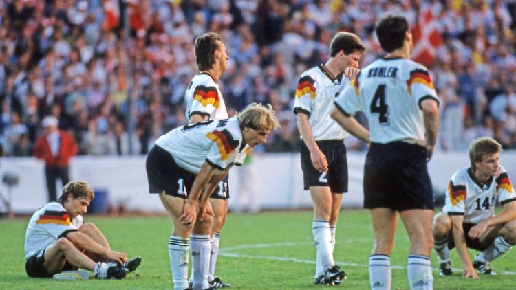 Blamiert und frustriert: Die DFB-Spieler 1992 in Göteborg.