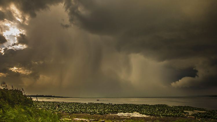 Unwetter mit Starkregen am Chiemsee in Bayern: Durch die Klimakrise ist mit derartigen Niederschlägen häufiger zu rechnen, so der DWD.