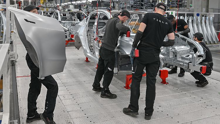 Tesla beklagt in Grünheide einen hohen Krankenstand. Sonderzahlungen sollen die Quote senken.