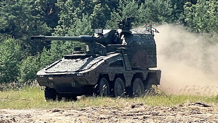 Erste Bilder: Die Radhaubitze "Boxer RCH 155", hier bei der Vorführung östlich von Madgeburg.