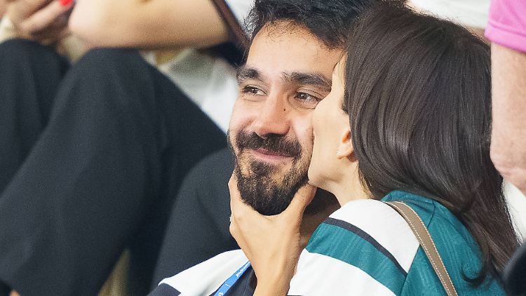 Spieler kaufen ihren Müttern und Frauen Häuser und Handtaschen. Vielleicht machen sie das aber auch selbst. (Foto: Ehepaar Gündogan, zum Vergrößern bitte aufs Bild klicken)