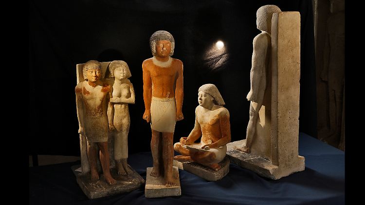 Statuen des hohen ägyptischen Würdenträgers Nefer und seiner Frau. Er war in der altägyptischen 4. Dynastie Aufseher über die königlichen Urkundenschreiber. Eine Statue zeigt Nefer im Schneidersitz, einer von mehreren typischen Schreibpositionen jener Zeit.
