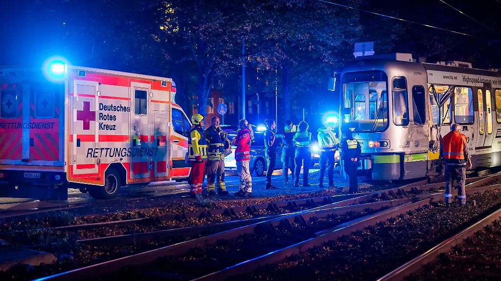 Einsatzkraefte-von-Polizei-Feuerwehr-Rettungsdienst-und-Uestra-Hannoversche-Verkehrsbetriebe-sind-im-Einsatz-nachdem-zwei-Strassenbahnen-kollidiert-sind