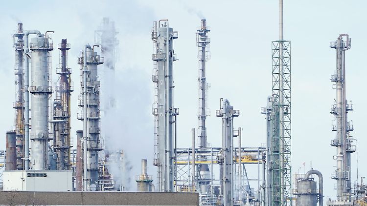 In der Chemiebranche gibt es für die Beschäftigten künftig mehr Geld.