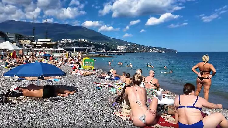 Der Screenshot aus dem Video eines russischen Bloggers zeigt einen vollen Strand in Jalta. Viele hier sind "begeistert" von der Krim.   