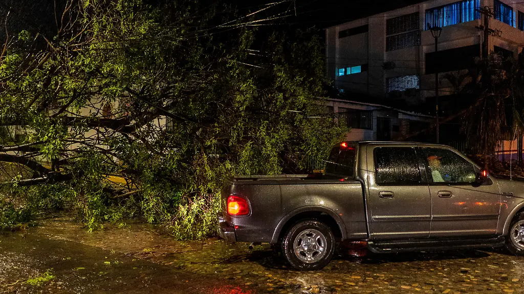 2023-10-11T050431Z-1429121445-RC25Q3AYE7UN-RTRMADP-3-STORM-LIDIA