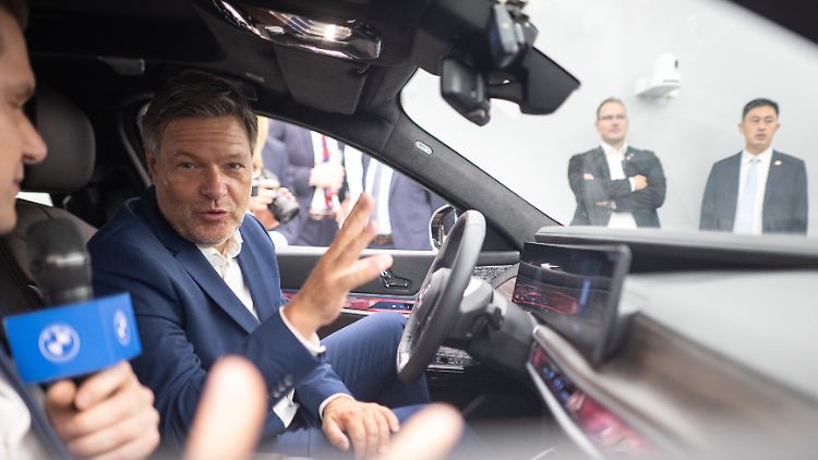 Habeck bekommt die China-Version des neuen BMW i5 in Shanghai vorgeführt.