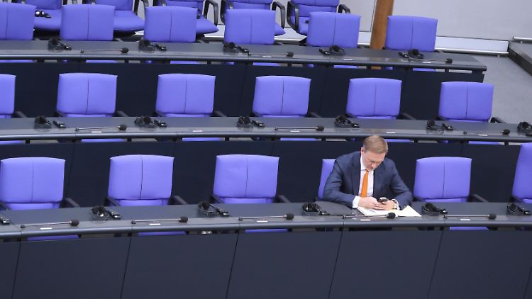 Lindner auf der Regierungsbank im Bundestag: Nie wieder umfallen?