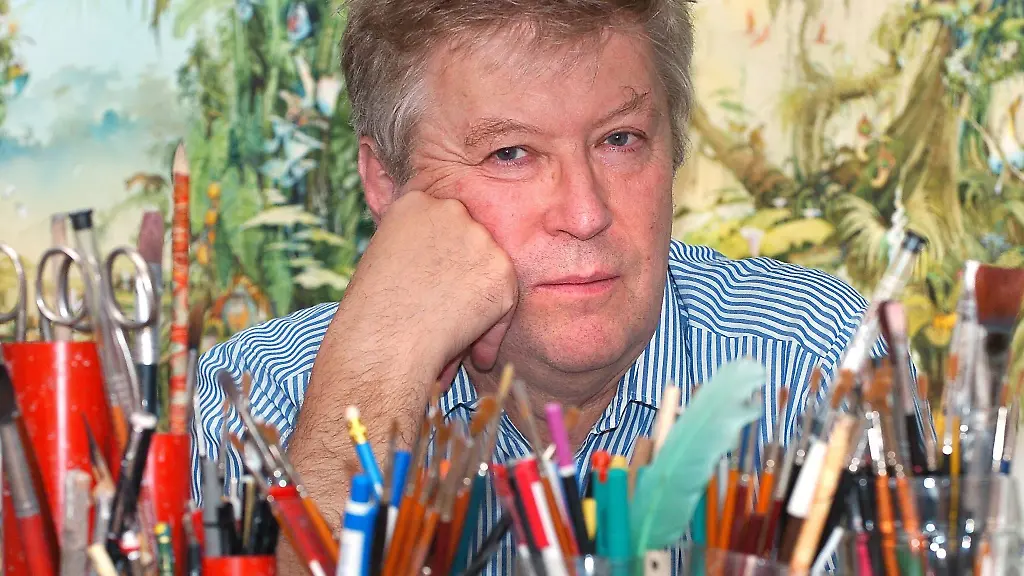 Der-Karikaturist-Horst-Haitzinger-schaut-in-seiner-Wohnung-in-Muenchen-ueber-seinen-Arbeitstisch