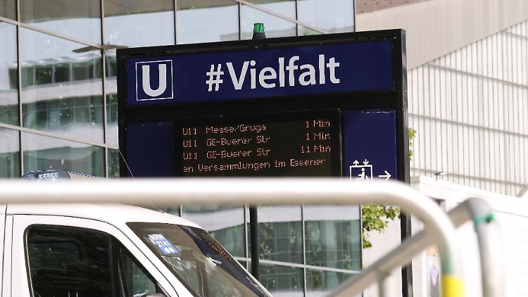 Ein Polizeifahrzeug steht vor dem U-Bahnhof an der Grugahalle in Essen, in der am Wochenende die AfD ihren Parteitag abhält. Der Bahnhof trägt vorübergehend den Namen #Vielfalt.