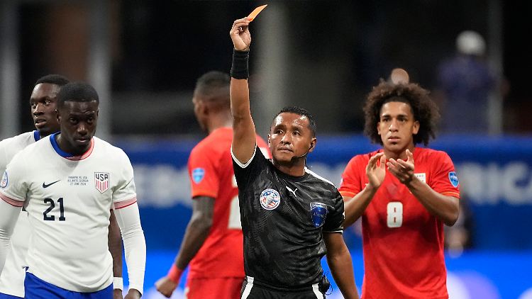 Timothy Weah sieht Rot gegen Panama.